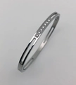 Vista macro del bracciale traforato in acciaio titanio argento 4mm con otto zirconi - Argento