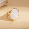Bague dorée réglable avec grand plateau ovale en résine blanche à texture de spirale - Bague / Blanc