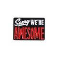 Schwarzer Emaille-Anstecker mit fettgedrucktem 'Sorry WE'RE AWESOME' Text in Rot und Weiß - Entschuldigung Wir sind großartig