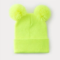 Gros plan d'un bonnet tricoté jaune fluo avec deux grands pompons sur fond gris neutre - Jaune Néon
