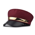 Detalle de gorra militar burdeos con visera de cuero negro y cadena metálica dorada 'M' - M(56-58cm) / Rojo Vino (Barra de Metal M Rojo Vino)