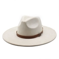 Detail eines cremeweißen Fedora-Hutes mit braunem Lederband und Metallschnallen-Textur - M (56-59cm) / Gebrochenes Weiß