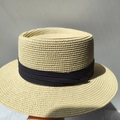 Klassischer beiger Boater Strohhut mit schwarzem Band für den Sommerurlaub - Beige Schwarzes Dreifach Gefaltetes Band