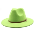 Detail van een felgroene vilten fedora met bruine leren band en gouden gesp - M (56-58cm) / Fruitgroen