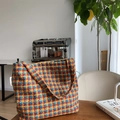 Dettaglio della borsa tote in maglia a quadri vintage con etichetta su tavolo in legno - Borsa Sottobraccio Grande