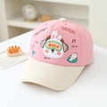 Detail van de roze kinderpet met cartoon konijnenpatch en 3D siliconen koptelefoon - 52cm (2-5 Jaar) / Roze