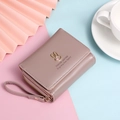 Rosabeige Lederbörse für Damen mit goldenem Hasenemblem und praktischer Handschlaufe - Rosébeige