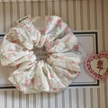 Coletero de seersucker con estampado floral rosa y colgante de corazón para el pelo - Coletero de Tela con Estampado Floral