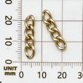 Pendientes de cadena dorados de metal mostrados sobre una rejilla de medición en mm - 21x5mm (0.9g) / Oro KC