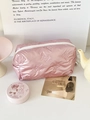 Rosafarbene gesteppte Kosmetiktasche mit Schleifenmuster und Perlenanhänger - Mit Anhänger / Rosa