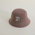 Dettaglio del cappello pescatore in lana a righe marroni con ricamo P e smiley - 50cm 1-3 Anni / caffè