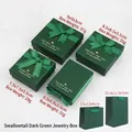 Dunkelgrünes Schmuckschachtel-Set mit Schleife und passenden Geschenktüten mit Textur - Schwalbenschwanz-Schleife / 9x9x3cm / Dunkelgrün