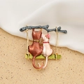 Détail d'une broche chat en émail sur une balançoire avec des motifs floraux et branches - 1# (Brun & Beige)