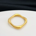 Anello minimalista in acciaio inossidabile a onde irregolari con finitura dorata lucida - Onda Geometrico / Oro
