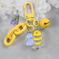 Detaillierte Nahaufnahme eines gelben Bienen-Schlüsselanhängers mit Glocke und Kette - 5126-1 Gelbe Biene