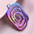 Macro di un ciondolo quadrato a spirale in acciaio 304 placcato oro 18k con finitura arcobaleno - Colorato