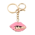 Roze acryl lippen sleutelhanger met gouden Mom belettering op een witte achtergrond - Roze