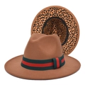 Dettaglio di un fedora in lana con nastro web e fodera leopardata sotto la tesa - M (56-58cm) / Cachi