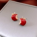 Dettaglio orecchino a mela in smalto rosso con pavé di cristalli su base oro - Perno in argento S925/Rame/Zirconia / Stile Mela Rossa