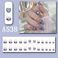 Details von blau-violetten Farbverlauf-Kunstnägeln mit Herzmustern und French-Linien - Hellviolett Verlauf Herz Stil (A538)