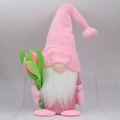 Detailansicht der rosa Gnom-Puppe mit weißem Bart und grünem Filzblumenstrauß aus Plüsch - Rosa