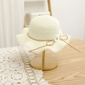 Dettaglio cappello di paglia crema con decoro floreale a margherita e bordo in pizzo - 54cm / Cappello / crema
