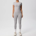 Vue de face d'un ensemble de sport gris deux pièces avec haut ajusté et legging de yoga - S / Haut Et Bas / Gris Givré