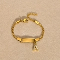 Goldenes Edelstahl-Armband mit Buchstaben-A-Anhänger und rechteckigem Element - Gold Buchstabe A