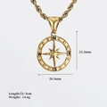 Dettaglio delle dimensioni del ciondolo a bussola dorato con misura 23,5mm x 20,5mm e catena - Collana Bussola Traforata