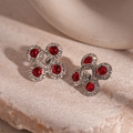 Orecchini a lobo vintage a quadrifoglio rosso con perno in argento e lettera G in cristallo - Perno in Argento - Orecchini a Bottone Rotondi Rossi Con Lettera G