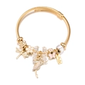 Dettaglio del bracciale dorato in acciaio con ciondoli ballerina e farfalla smaltata rosa - Bianco