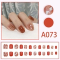 Unghie finte rosso pomodoro e arancio ambra con foglia argento e pezzi di conchiglia - A073 Sfumatura Arancione Rosso (A073)
