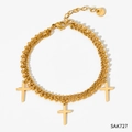 Dettaglio del bracciale a doppio strato in acciaio inossidabile dorato con tre ciondoli a croce - Oro (SAK727)