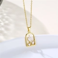 Detalle de colgante de arco dorado con motivo floral de circón y cadena de eslabones - Dorado