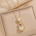 Collier en perles baroques avec fleurs en émail peintes à la main sur chaîne dorée - Style Floral Violet à Cadre Ovale Irrégulier (A27)