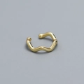 Minimalistische gouden golvende ear cuff met gladde metalen afwerking en open ontwerp - Golfvorm / Goud