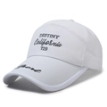 Gorra de béisbol blanca con malla transpirable, visera larga y bordado California - Ajustable / Blanco