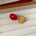 Elegantes pendientes de clip ovalados de esmalte rojo y base dorada para orejas sin perforar - Estilo de clip de oreja en espiral ovalado (57#) / Contraste Rojo y Dorado