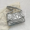 Borsa a tracolla argento metallizzato con cuciture a rombi su un blazer bianco - Argento