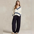 Dettaglio maglione a trecce con scollo a V e polsini a righe abbinato a pantaloni larghi - S / Bianco Sporco