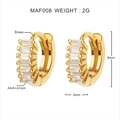 Makro-Detail von vergoldeten Messing-Ohrringen mit AAA+ Zirkonia-Inlay-Steinen - Gold