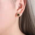 Boucles d'oreilles baroques avec cristal émeraude et monture dorée sur mannequin - F891-Rond Vert Verre