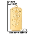 Detalle del colgante rectangular con relieve de rosa y sol y dimensiones 24mm por 11mm - Colgante / Dorado