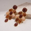 Dettaglio di orecchini vintage in resina con base dorata e pietre effetto marmo - Perno per orecchini in argento - Caffè