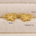 Orecchini a foglia in oro 14K con venature su tessuto bianco, dimensioni 18 mm - YTE1167 Grande foglia testurizzata / Oro