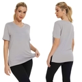 Completo sportivo da donna con t-shirt grigia scollo a V e leggings neri, fronte e retro - Grigio chiaro