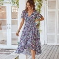 Dunkles Blumenkleid mit V-Ausschnitt, kurzen Ärmeln und Taillenband für den Urlaub - S / Schwarz