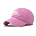 Dettaglio del ricamo PARIS bianco su un cappellino in cotone lavato rosa con texture vintage - Regolabile / Rosa