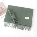 Soffice sciarpa verde effetto cashmere con frange eleganti e un'etichetta tessuta sobria - Senza Etichetta / Verde Morandi