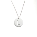 Détail du collier en acier inoxydable avec pendentif disque évidé de la lettre L - Lettre L (Couleur Acier)